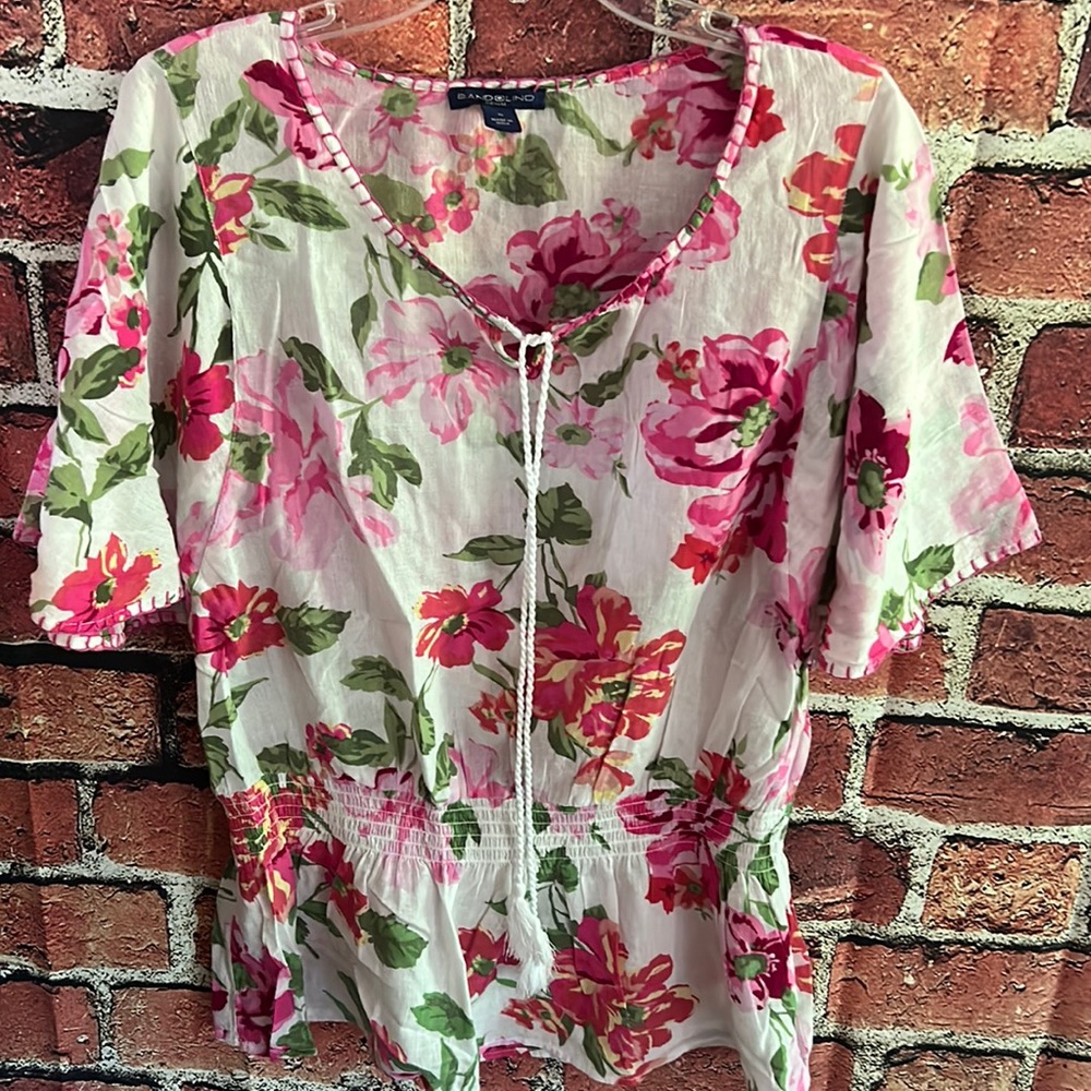 Bandolino Floral Quarter Flare Sleeve. With comfortable elastic bottom waist.